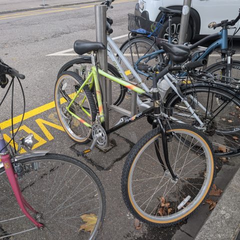 Un vélo vert
